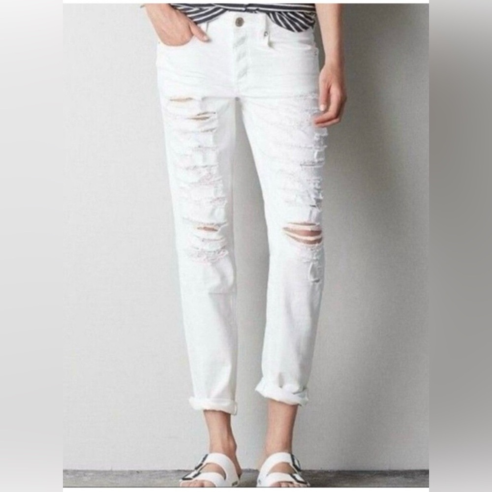 American Eagle Tomgirl Jeans Size 0 Women’s White‎ Distressed Jeans PERFECT 🩷